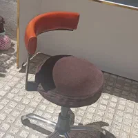 ۲ صندلی گردون و ۱میز پیشخوان