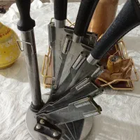 سرویس چاقو فقط یکیش یه خورده لپ پر شده