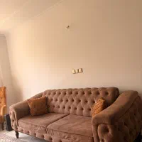مبل چستر پنج نفره روکش مخمل و دو عدد میز عسلی