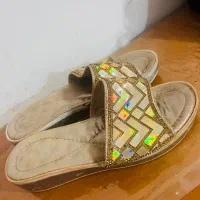 تعدادی کفش و صندل