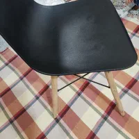 صندلی رنگ مشکی در حد نو 2 عدد