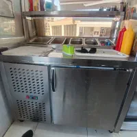 مقداری وسیله ساندویچی به فروش میرسد