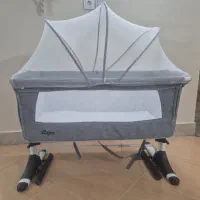 گهواره کنار تخت مادر