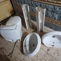 دو عدد رو شویی تمیز و یک عدد توالت فرنگی