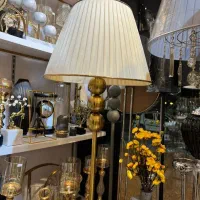 آباژور ایستاده مدرن طلایی-مشکی سه گوی