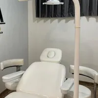 تخت جراحی و ادوات مطب پزشکی و کاشت مو