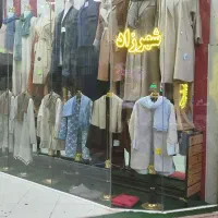 فروشنده خانم در مانتو فروشی