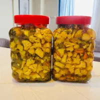 ترشی خانگی تهیه شده با مواد تازه و شسته شده و تمیز