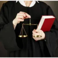 یک نفر منشی خانم دفتر وکالت