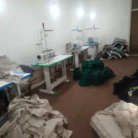 تعدادی زیگزال دوز ماهر و تعدادی وسط کار ماهر