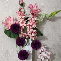 گلدان ایستاده چوبی پر از گل های شیک