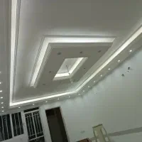 تعدای گچکار و وردست و کارگر ساده