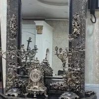 آینه و کنسول به همراه ساعت و شمعدانی
