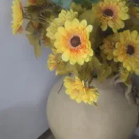 گل همراه با گلدان