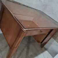 میز تحریر و کامپیوتر