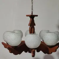 لوستر ۸ شاخه چوبی با حباب سفید به رنگ قهوه‌ای روشن|لوستر و چراغ آویز|تهران, بهارستان|دیوار