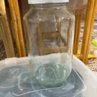 تعدادی شیشه بزرگ