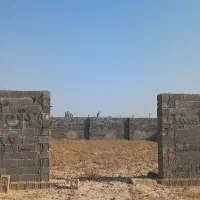 زمین ۵۰۰ متری دور دیوار