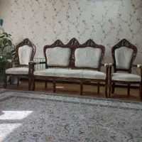 مبلمان در حد نو و میز دراورو آینه با ۴ تا پاتختی