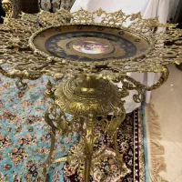 میوه خوری برنج پایه دار کنار سالنی