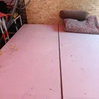 سه عدد تخت اسکلت آهن با سه تخته چوب مجزا