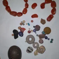 مقدار مهره قدیمی وسنگ اسیاب و دوتا چنگل نقره