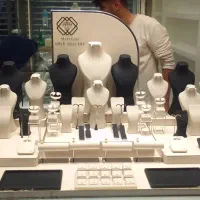 ساخت و طراحی ویترین طلا و جواهر فروشی