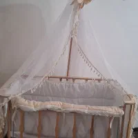 تخت نوزاد کنار مادر