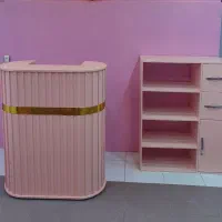 دو عدد میز پیشخوان و قفسه