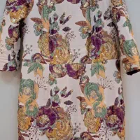 تعدادی شومیز و پیراهن های زنانه