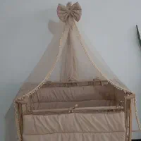تخت کودک همراه با تشک و پتو و متکا و وسایل کاملش .