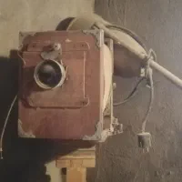 جا دوربین عکاسی عتیقه با بعضی از وسایلهاش