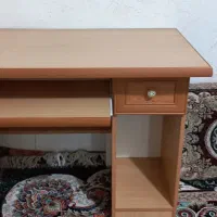 میز تحریر وکامپیوتر