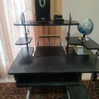 یک عدد میز کامپیوتر فلزی به فروش می رسد