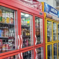 یه فریزر بستنی و متراژی قفسه و استند