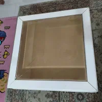 مبل هفت نفره و یک میز جلو مبلی مربعی