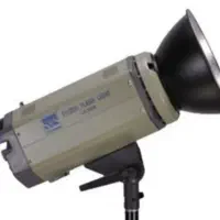 فلاش  استدیویی ۱۵۰ ژول به همراه پایه و رفلکتور