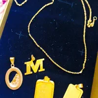 پلاک طلا و زنجیر