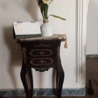 دو عدد گلدون مصنوعی و یک عدد میز تلفن