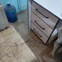 میز  بزرگ و صندلی مناسب کافی نت و میشخوان