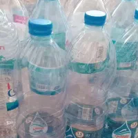 تعدادی بطری خالی