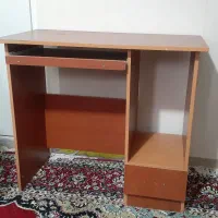 میز تحریر و کامپیوتر