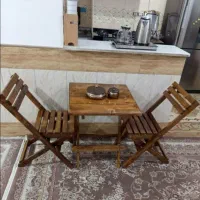 دکوراسیون زیبا با میز و صندلی چوبی تاشو