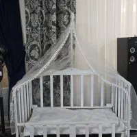 تخت گهواره ای کنار مادر