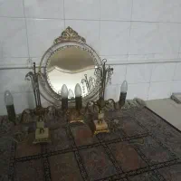 یک عدد اینه و شمعدان قدیمی