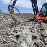 مینی بیل زنجیری ۶۰ با همراه پیکور(خدمات)