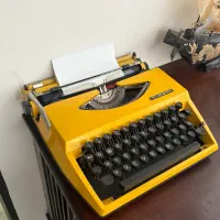 ماشین تایپ زرد tippa