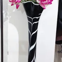 گلدان و گل مصنوعی
