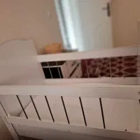 تخت کنار مادر ننو