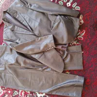کت وشلوار قهوه ای بدون پارگی وخرابی تر وتمیز